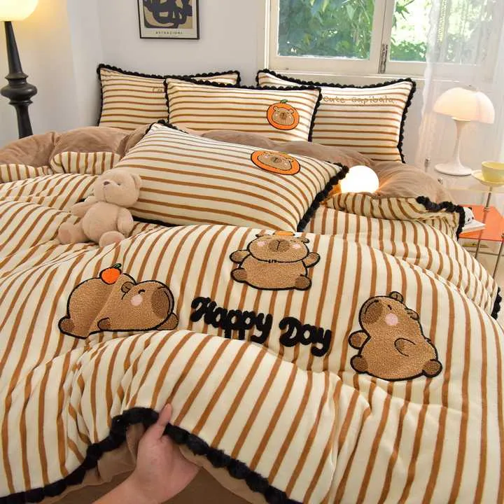 طقم مفارش سرير مخملية مخطط شتوي جديد . New Winter Striped Velvet Bedding Set 4 Pieces Thick