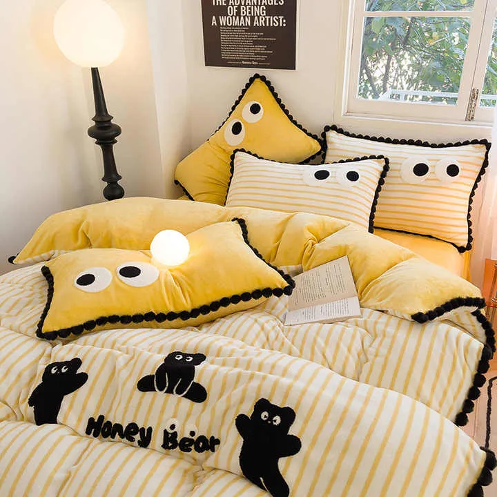 طقم مفارش سرير مخملية مخطط شتوي جديد . New Winter Striped Velvet Bedding Set 4 Pieces Thick