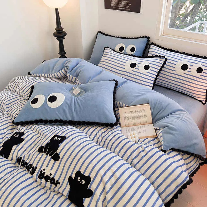 طقم مفارش سرير مخملية مخطط شتوي جديد . New Winter Striped Velvet Bedding Set 4 Pieces Thick
