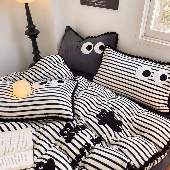طقم مفارش سرير مخملية مخطط شتوي جديد . New Winter Striped Velvet Bedding Set 4 Pieces Thick